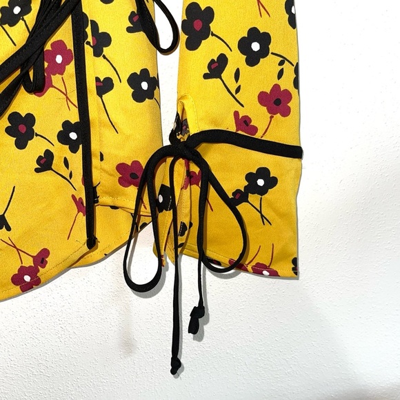 BCBGeneration NWT Yellow Floral Print Collared Wrap Front Blouse Xsmall Women’s - Picture 7 of 13